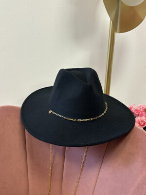 Cappello con catena regolabile