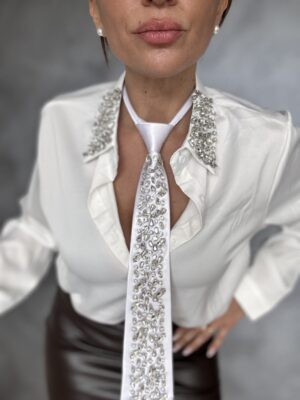 Camicia con strass e cravatta